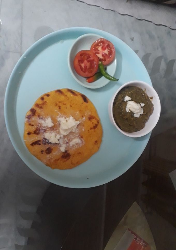 A picture of Sarson da saag makki di roti.