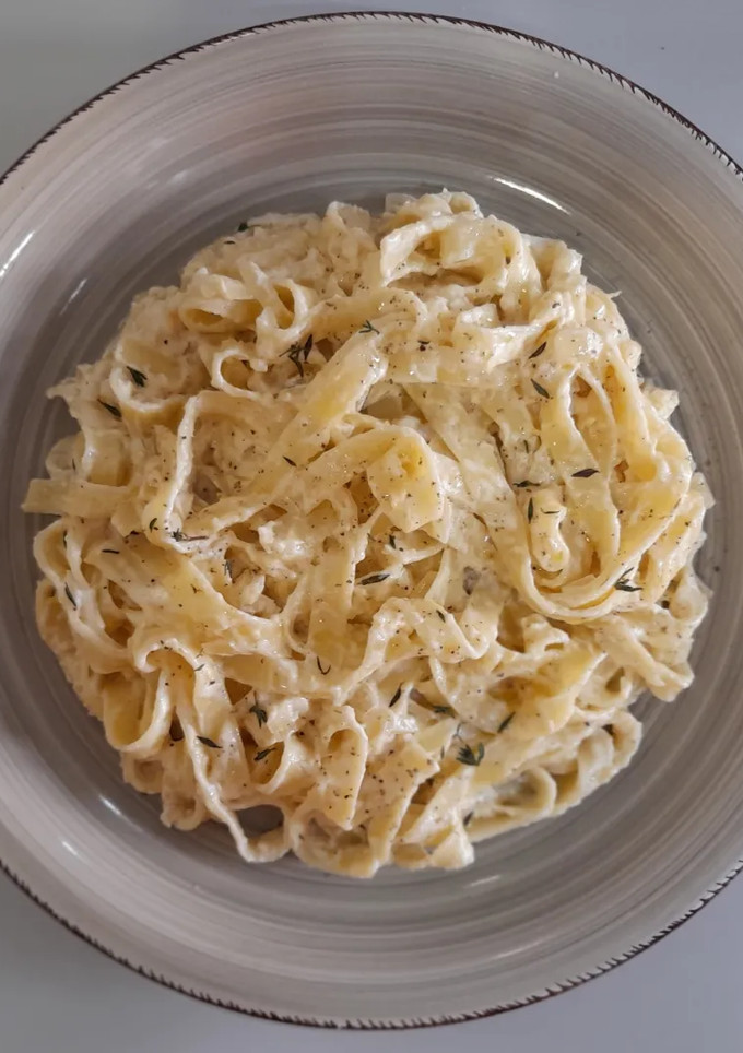 Una foto de Tagliatelle en salsa de limón y tomillo