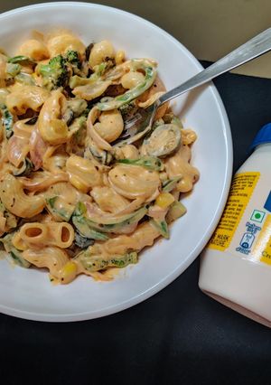 પેરી પેરી પાસ્તા સલાડ (Peri Peri Pasta Salad Recipe in Gujarati) રેસીપી મુખ્ય ફોટો