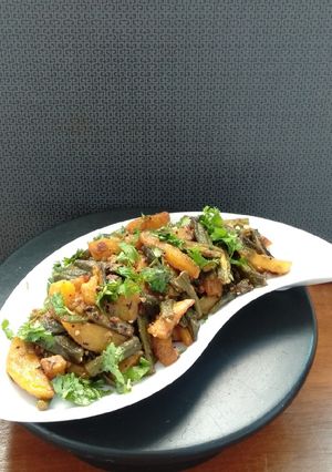 ભીંડા બટાકા ની ચિપ્સ નું શાક (Bhinda Bataka Chips Shak Recipe In Gujarati) રેસીપી મુખ્ય ફોટો