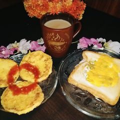 A picture of Egg in a hole with sweet bread.