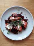 Räucherlachs mit roter Beete und Kresse (glutenfrei)