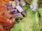 Una foto de rabanitos y pepino