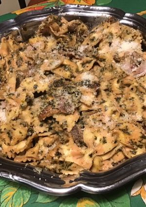 Une photo de Farfalles bicolores à la crème de cèpes, jambon cru et parmesan