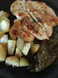 Pechuga de pollo a la plancha con patatas y pimiento verde asado