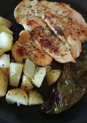 Una foto de Pechuga de pollo a la plancha con patatas y pimiento verde asado