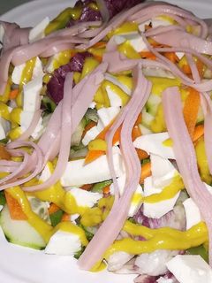 Una foto de Ensalada con queso fresco y pavo a la mostaza