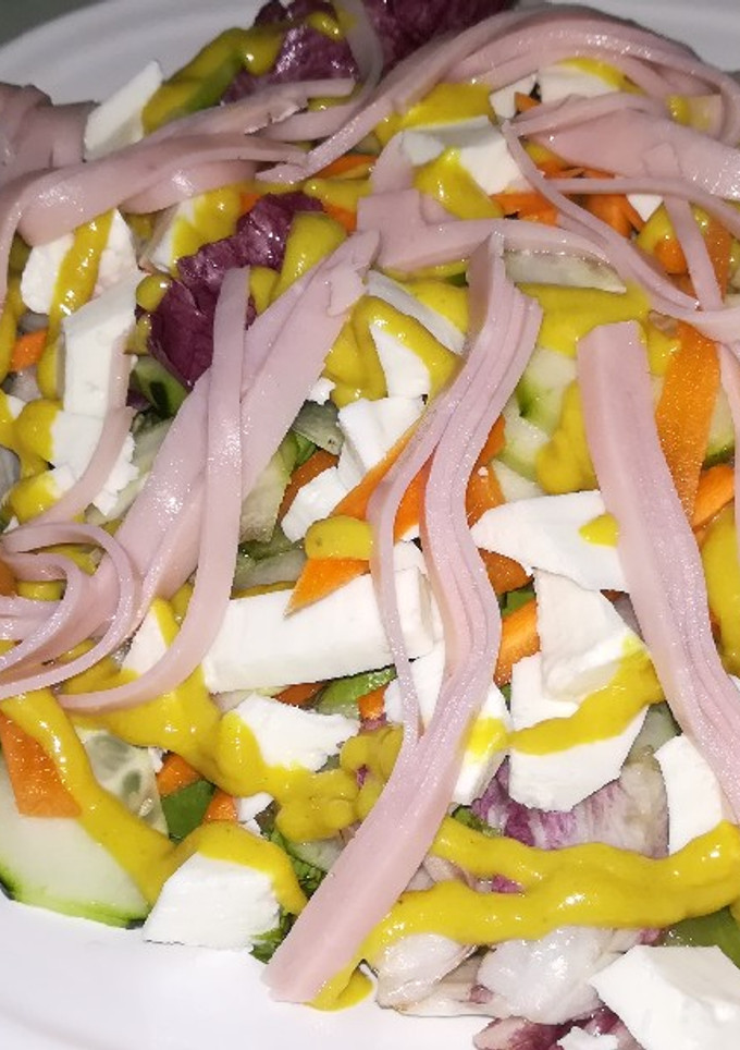 Una foto de Ensalada con queso fresco y pavo a la mostaza