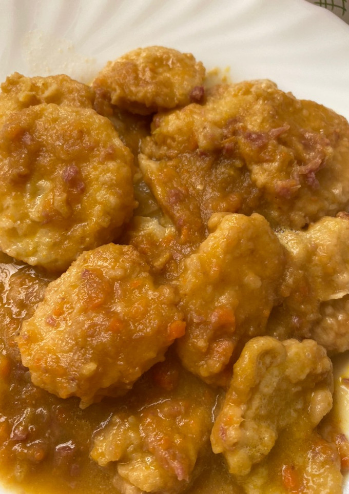 Una foto de Patatas a la importancia con salsa de carne