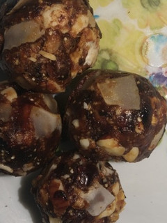 खजूर के लड्डू(khajur ke laddu recipe in hindi) रेसिपी मुख्य फोटो