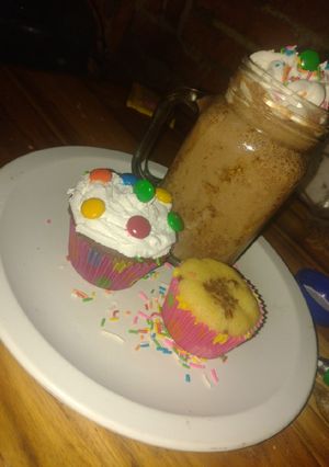 Una foto de Muffins de moka con topping de crema batida