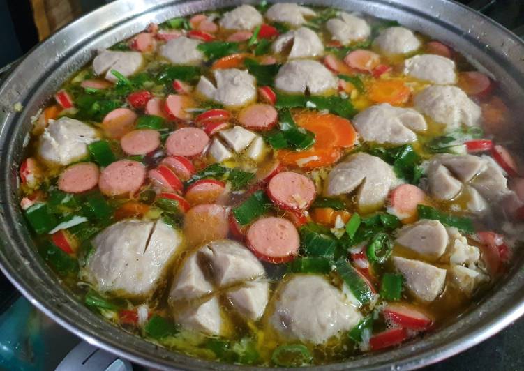 Cara Gampang Menyiapkan Soup wortel bakso rumahan, Enak Banget