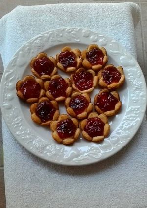 Una foto de Flores de hojaldre con mermelada de frutillas