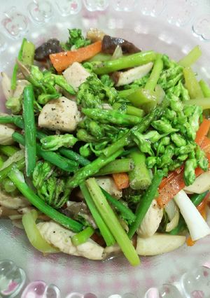 รูปของ ผัดสันในไก่ใส่ดอกขจร หน่อไม้ฝรั่ง และผองเพื่อนผัก (คลีน)​