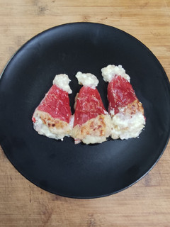 Una foto de Pimientos rellenos de carne con salsa de trufa. 🫑🌶️