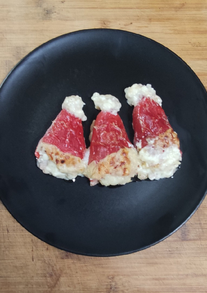 Una foto de Pimientos rellenos de carne con salsa de trufa. 🫑🌶️