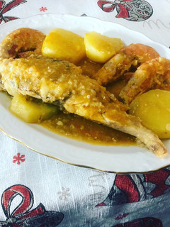 Una foto de Rape en salsa con gambones y patata panadera