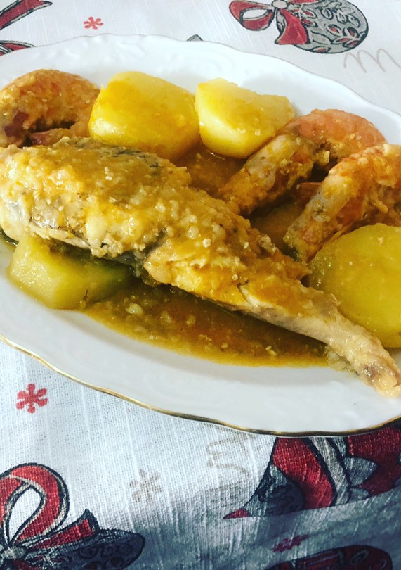 Una foto de Rape en salsa con gambones y patata panadera