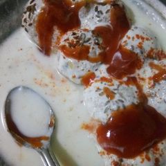 A picture of Dahi pakodi.