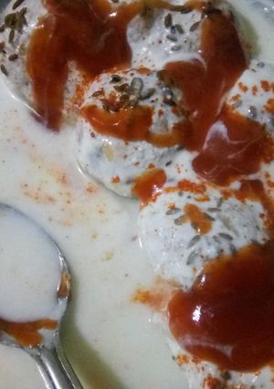 A picture of Dahi pakodi.