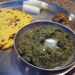 A picture of Makkai ka roti with sarso saag.