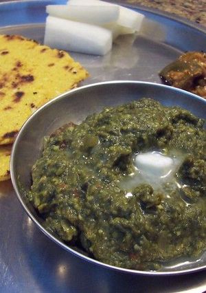 A picture of Makkai ka roti with sarso saag.