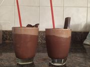 Una foto de malteada sin helado con chocolate