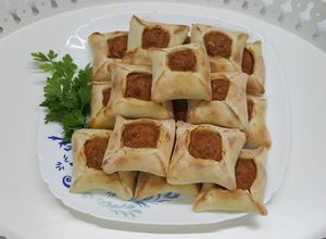 صورة لوصفة صفيحة بعلبكية أو فطاير باللحمة 😋