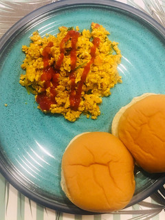 अंडा भुर्जी आणि पाव (anda bhurji pav recipe in marathi) रेसिपी चे मुख्य फोटो