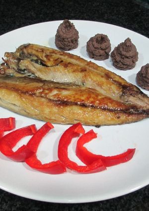 Foto principal de Caballa con puré de alubias negras