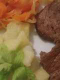 Churrasco con papas, morrón y cebolla salteadas