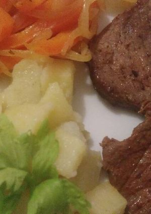 Una foto de Churrasco con papas, morrón y cebolla salteadas
