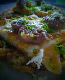 Huevos y chorizo sobre latkes de guineo verde!