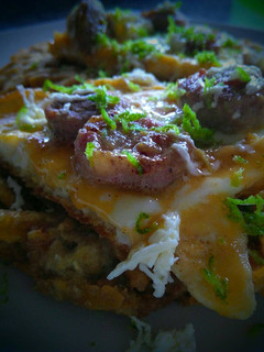 Una foto de Huevos y chorizo sobre latkes de guineo verde!