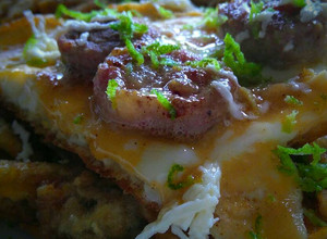 Una foto de Huevos y chorizo sobre latkes de guineo verde!