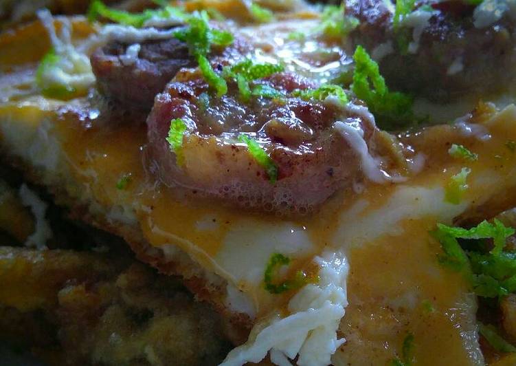 Huevos y chorizo sobre latkes de guineo verde!