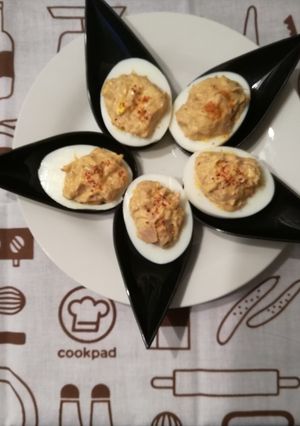 Une photo de Œufs durs farcis au thon, citron et pimentón