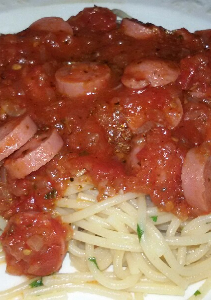 Una foto de Spaghetti al pesto con salsa de salchichas #recetasdefindemes