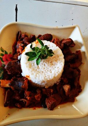 A picture of Ofada rice and sauce.