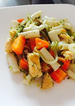 Una foto de Pollo con verduras