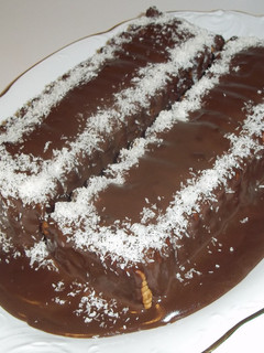 Una foto de Tronco de galletas, coco y chocolate