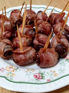 Una foto de Pinchitos de dátil y panceta con sorpresa