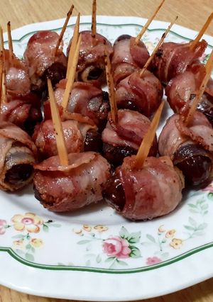 Una foto de Pinchitos de dátil y panceta con sorpresa