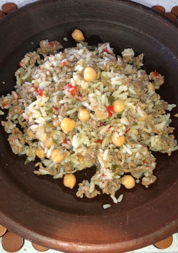 Una foto de Guisado de carne molida y arroz