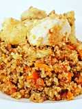 Quinoa integrale con tocchetti di pollo al carry