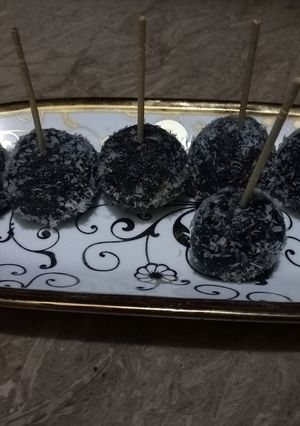 A picture of Oreo coconut laddo.