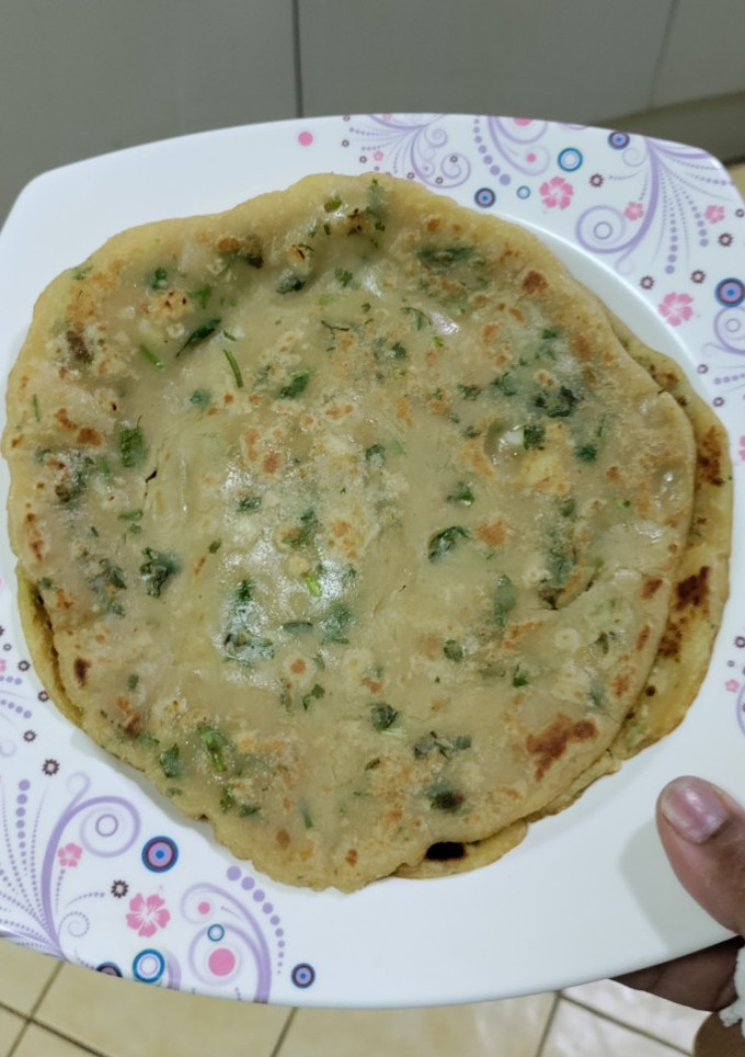 கோதுமை கார்லிக் பரோட்டா. காலை உணவு செய்முறை முக்கிய புகைப்படம்