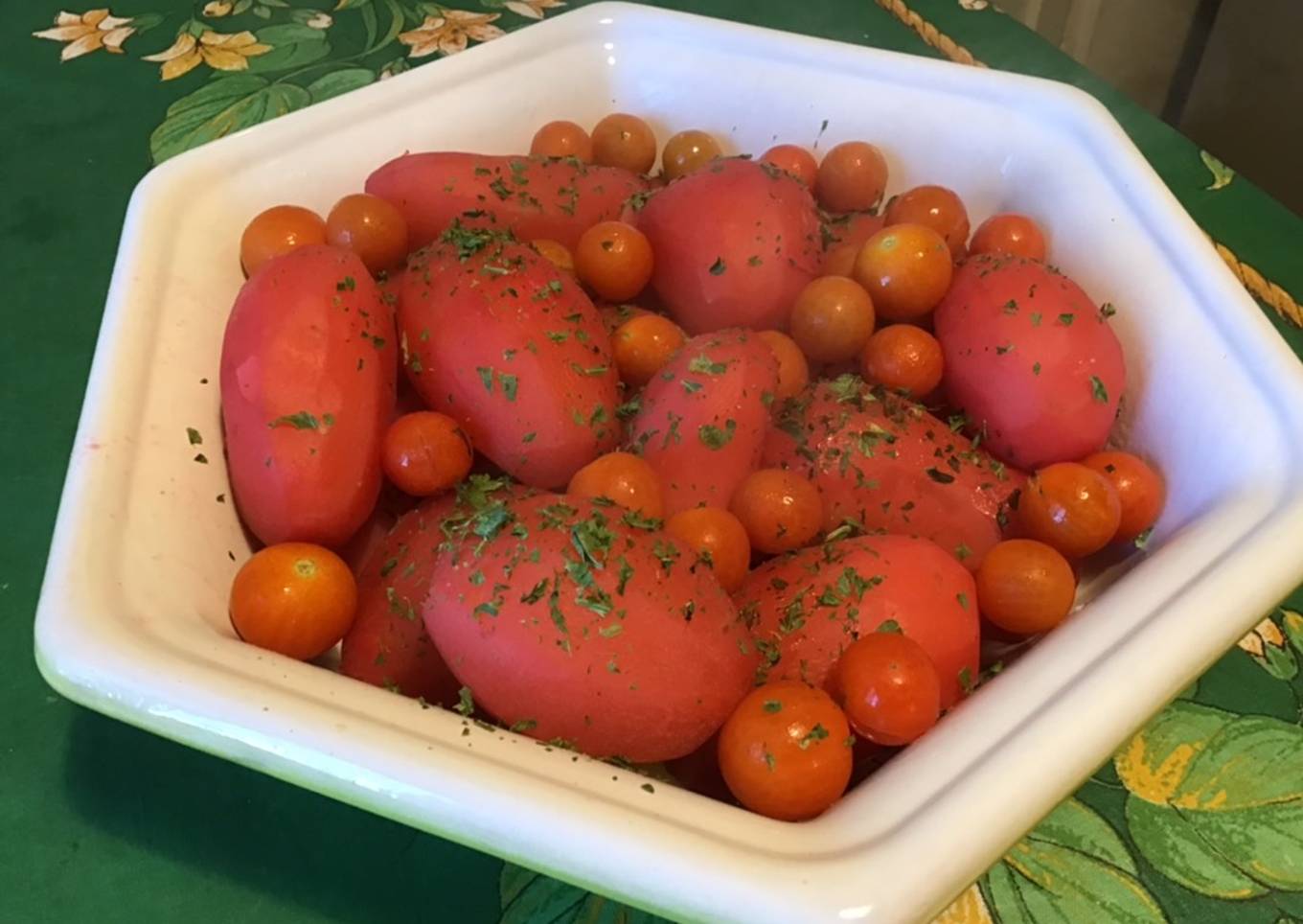 Pommes de terre roses aux tomates cerises et persil