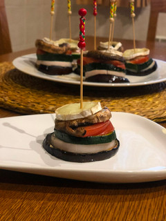 Una foto de Montadito de verduras y queso cabra