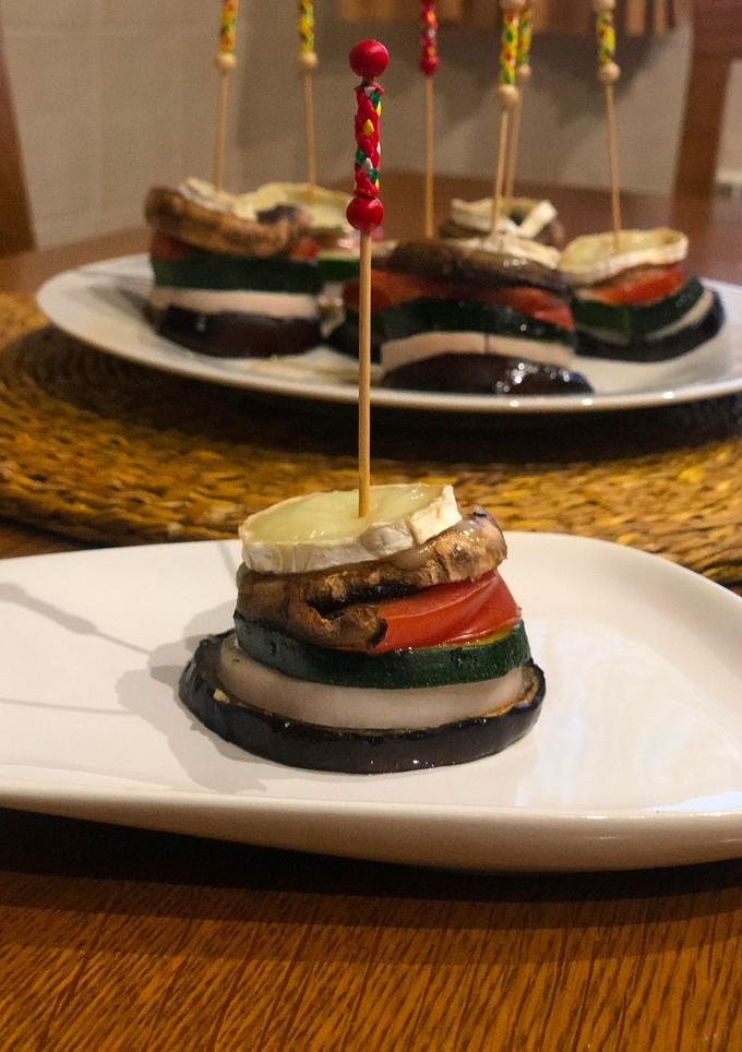 Una foto de Montadito de verduras y queso cabra
